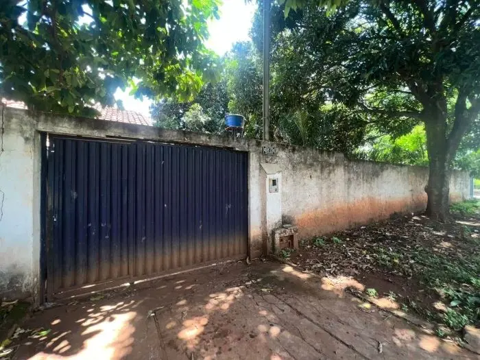 Lote de esquina com barracão simples. Medindo: 8,96m de frente; 19,23m pela linh...