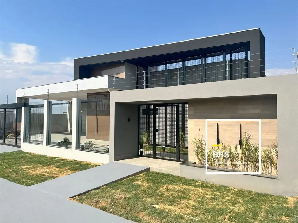 CASA NOVA E TÉRREA COM 372M2 EM TERRENO DE 800M2 COMPOSTA POR 4 SUITES SENDO 3 C...