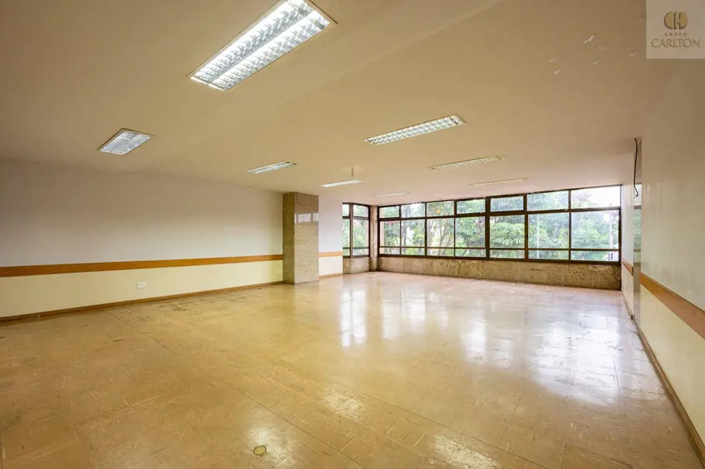 Sala em vão livre com divisões em drywall;Vazada;Vista;9 vagas de garagem.Edifíc...