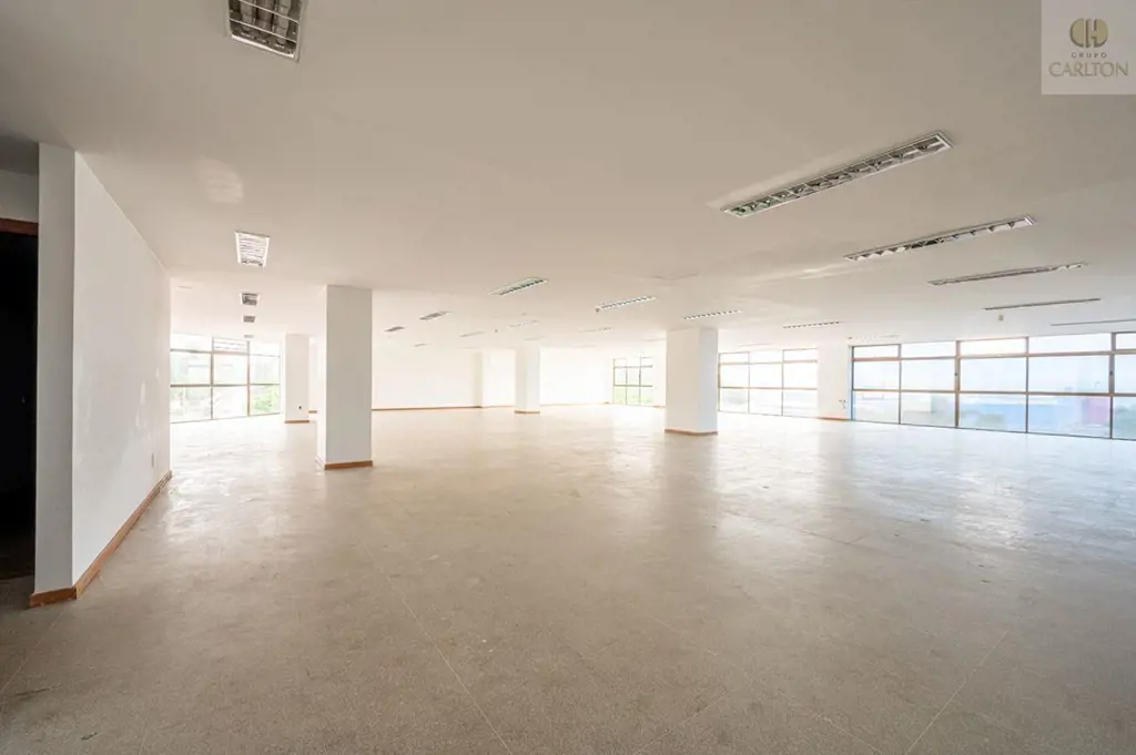 Sala comercial de canto;Vão livre;Janelas de vidro do piso ao teto;Com copa;4 ba...