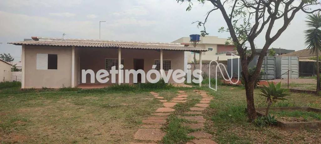 Ofereço à venda uma residência de 132 metros quadrados, situada em um condomínio...