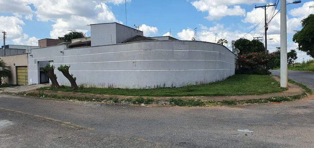 A casa está em uma esquina, com 80m² de construção, são 3 quartos sendo uma suít...