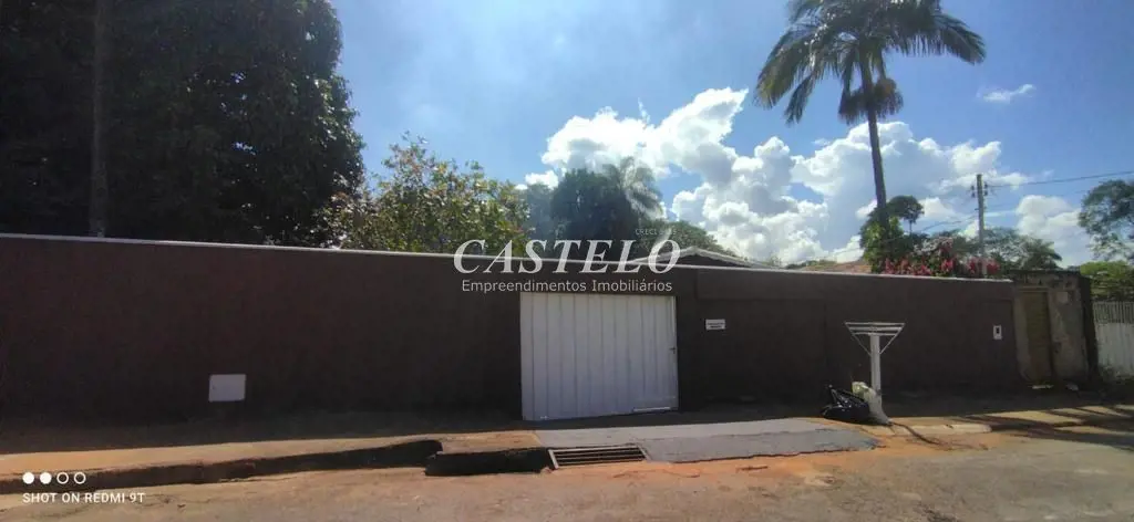 Tem uma casa de 3 quartos sendo 1 suite, 2 salas, copa/ cozinha, banheiro social...