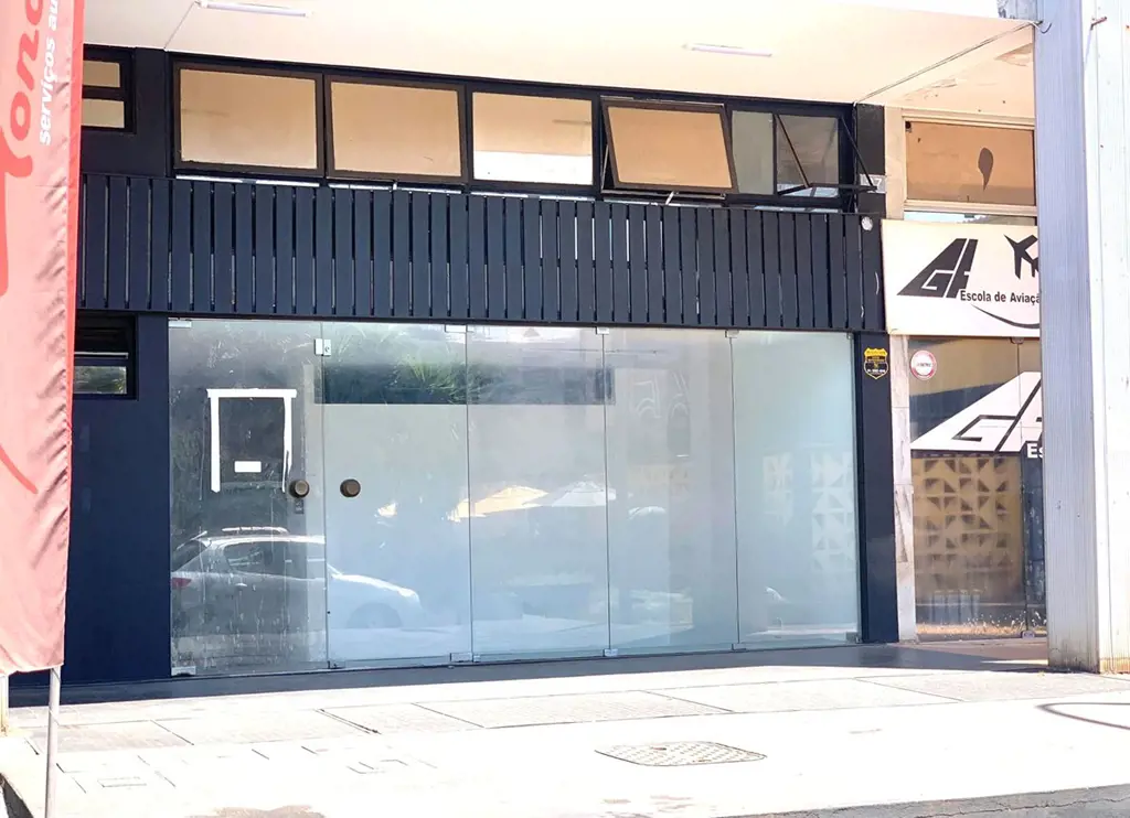HABITARBEM aluga excelente loja na SCRLN 705:- térreo: *entrada e vão livre; *ba...