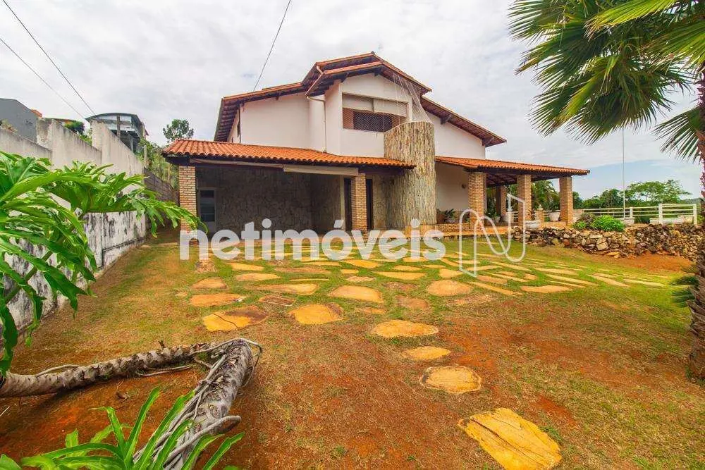 Uma casa tradicional de aproximadamente 350 m², com amplos espaços para a famíli...