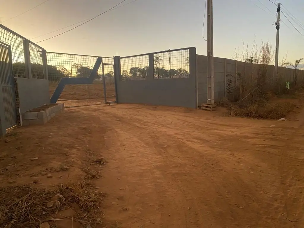 Vendo Lote de 400 m2, Rua 05, Cond. Res. Araras, pronto para se construir. O con...