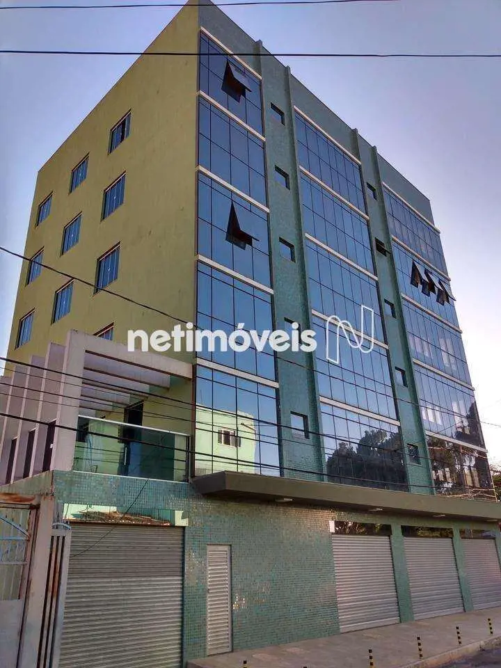 Sala comercial reformada com banheiro social e pia. OBS.: 1ª locação. Sala comer...