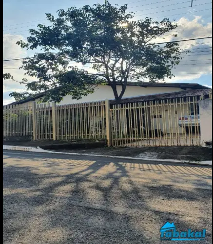 Casa térrea, composta de: Sala, sala de jantar, lavabo, 03 quartos sendo 01 suít...