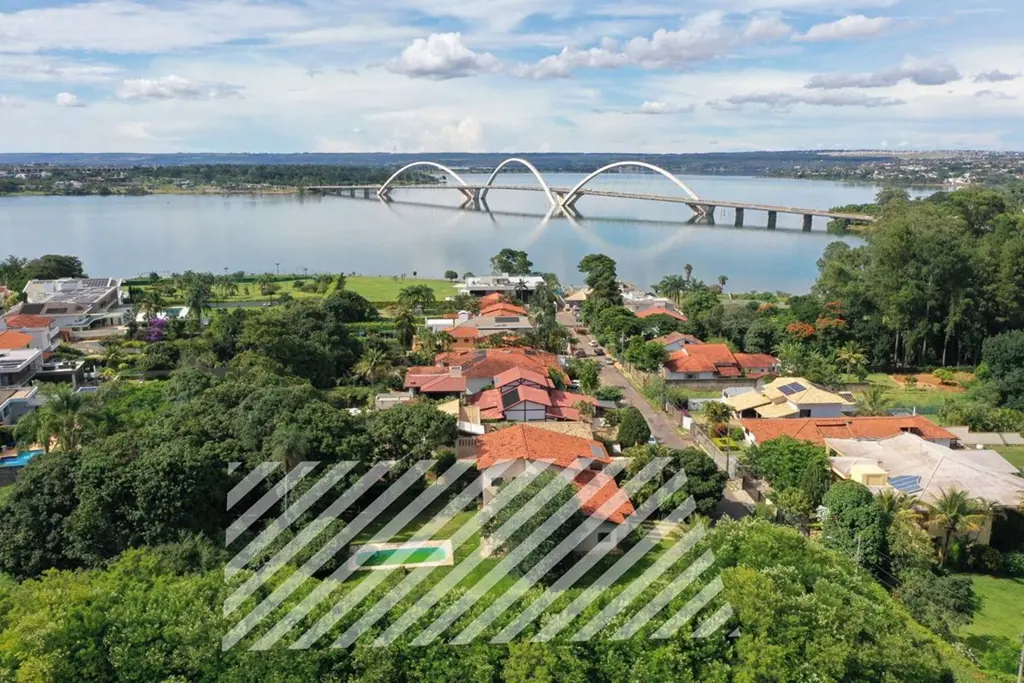 CASA DE ESQUINA - QL 24 - VISTA PARA O LAGO Área do terreno + área verde: 3.600m...