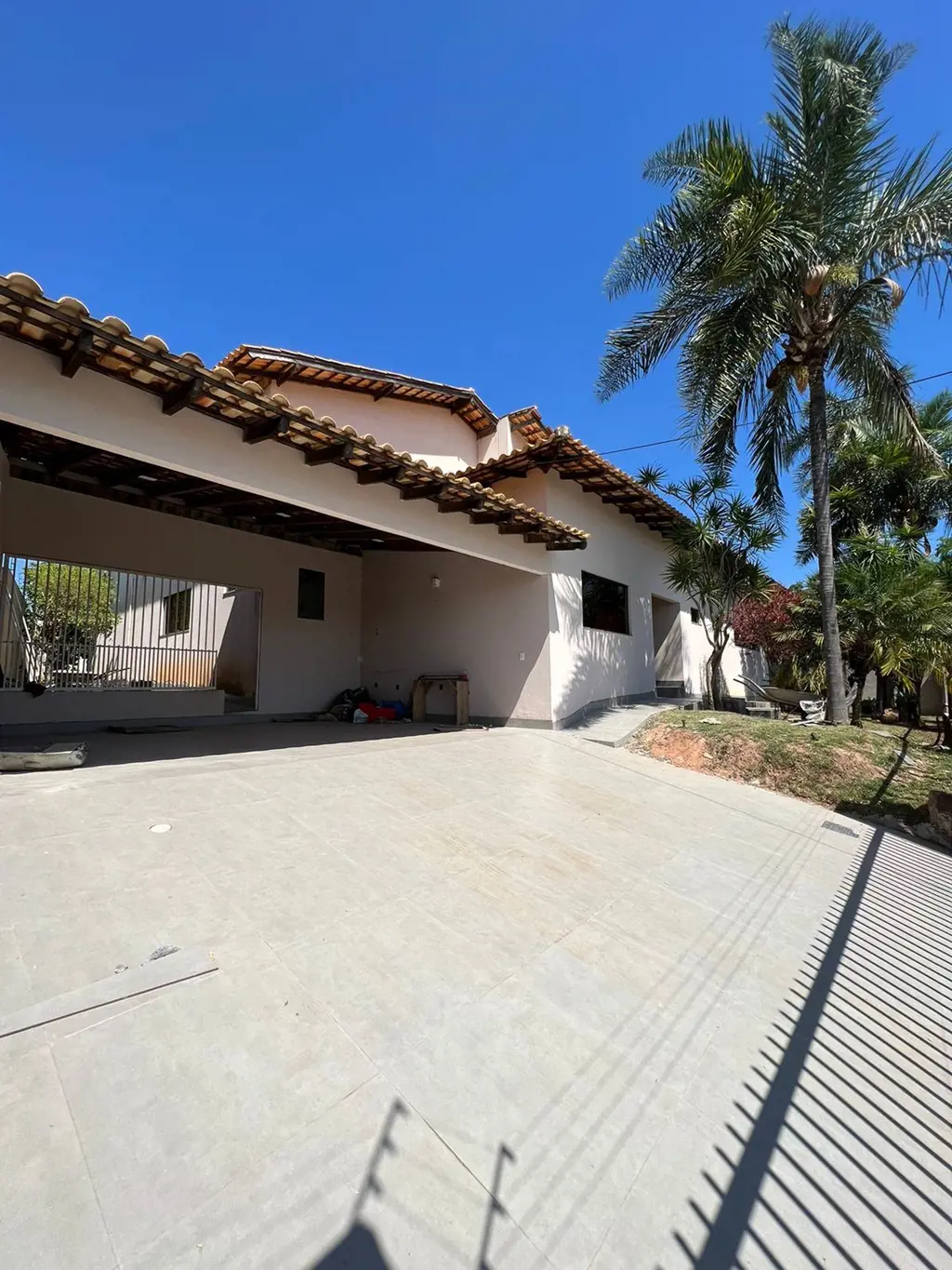 Casa com dois andares localizada no Condomínio Ouro Vermelho II - Setor Habitaci...