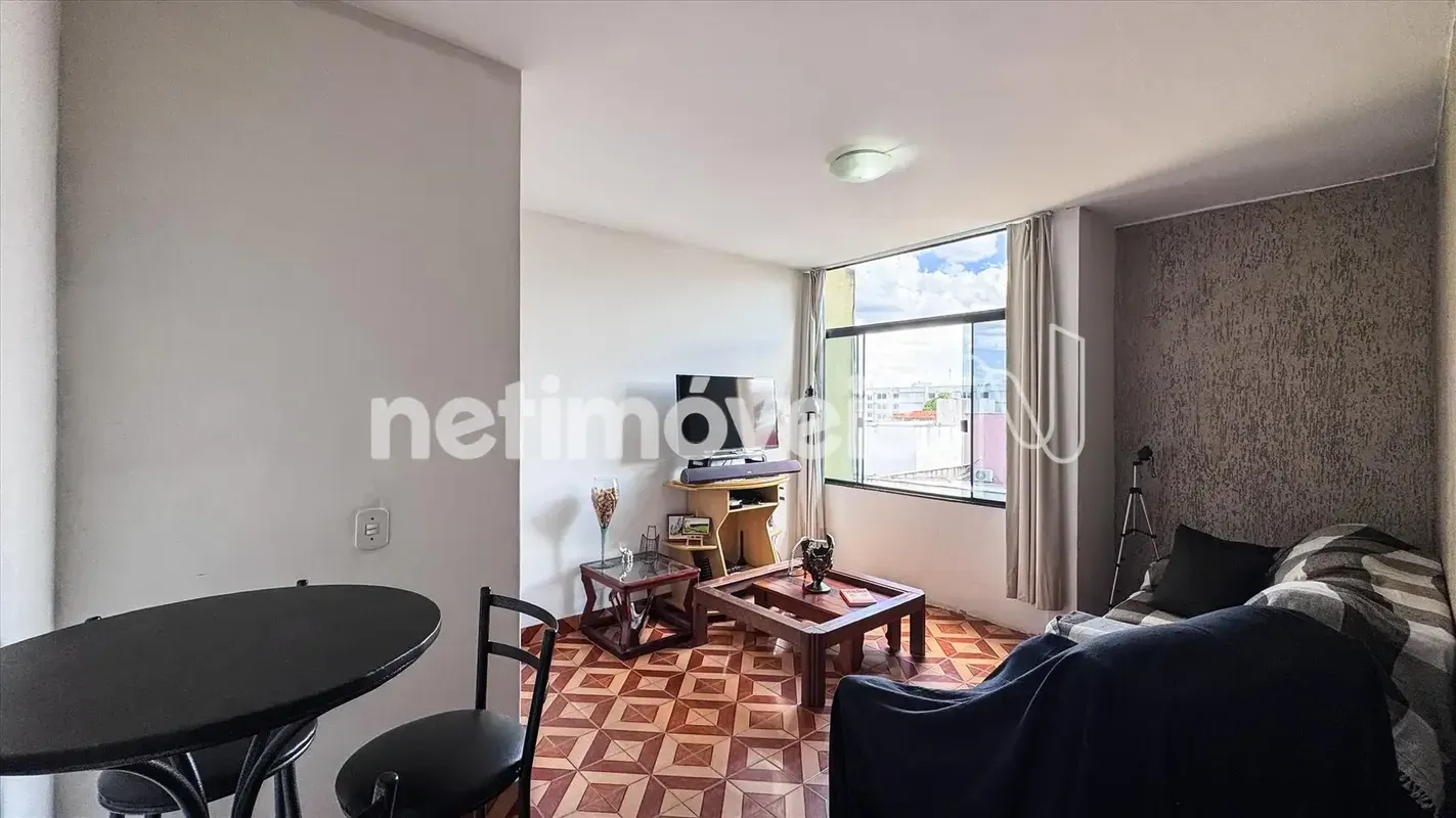 A Yani Netimóveis apresenta um belo apartamento a venda na QI 5 do Guará. Dispõe...