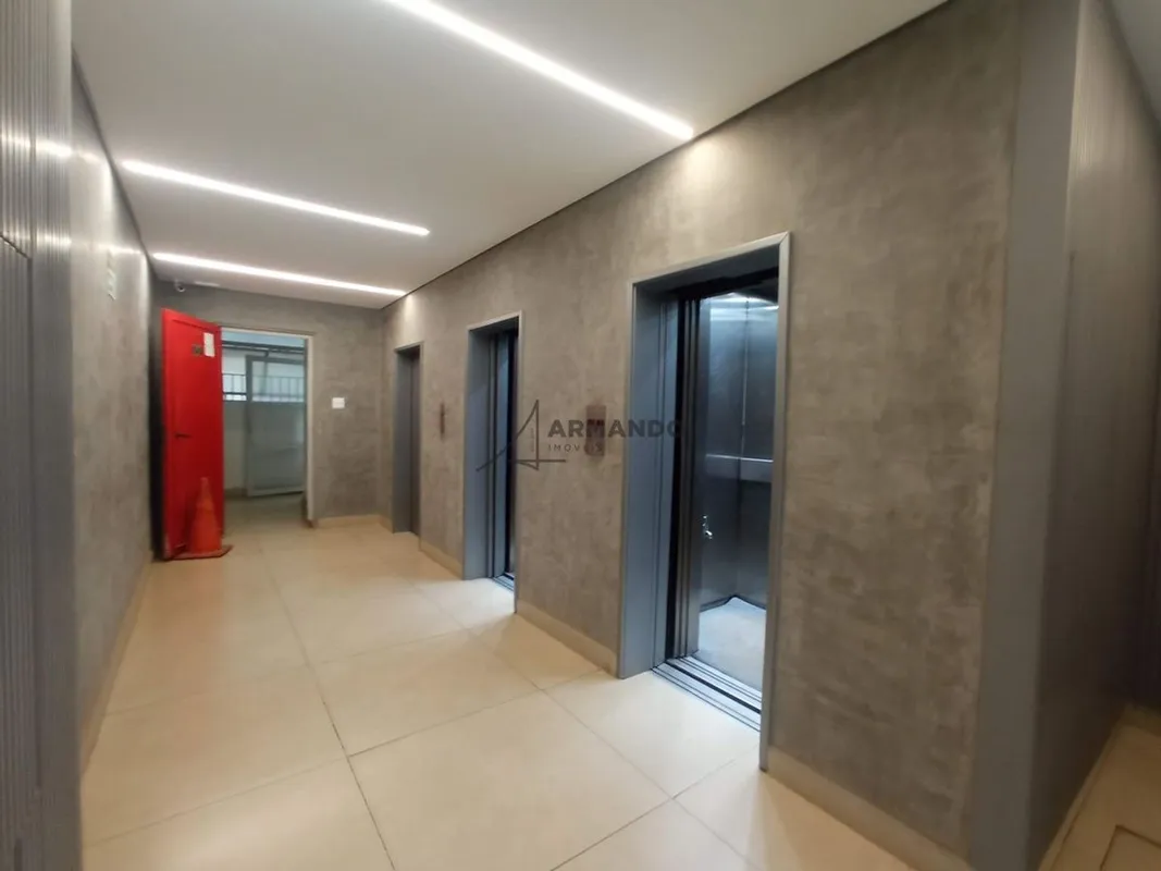 Sala dividida em três ambientes, sendo; recepção, duas salas privativas e banhei...