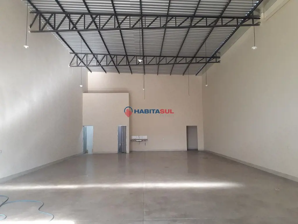 Galpão com 245m² com estacionamento em frente ao imóvel, 02 banheiros; 30/10/23