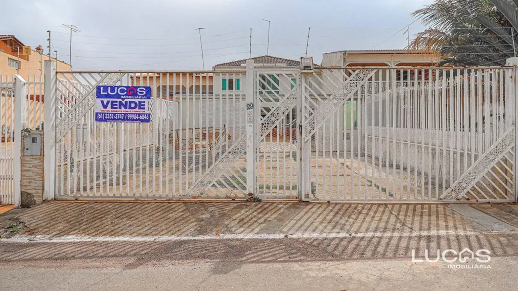 Sobrado com 4 quartos em lote de 300 m² QSD 06, Taguatinga SulValor de venda: R$...