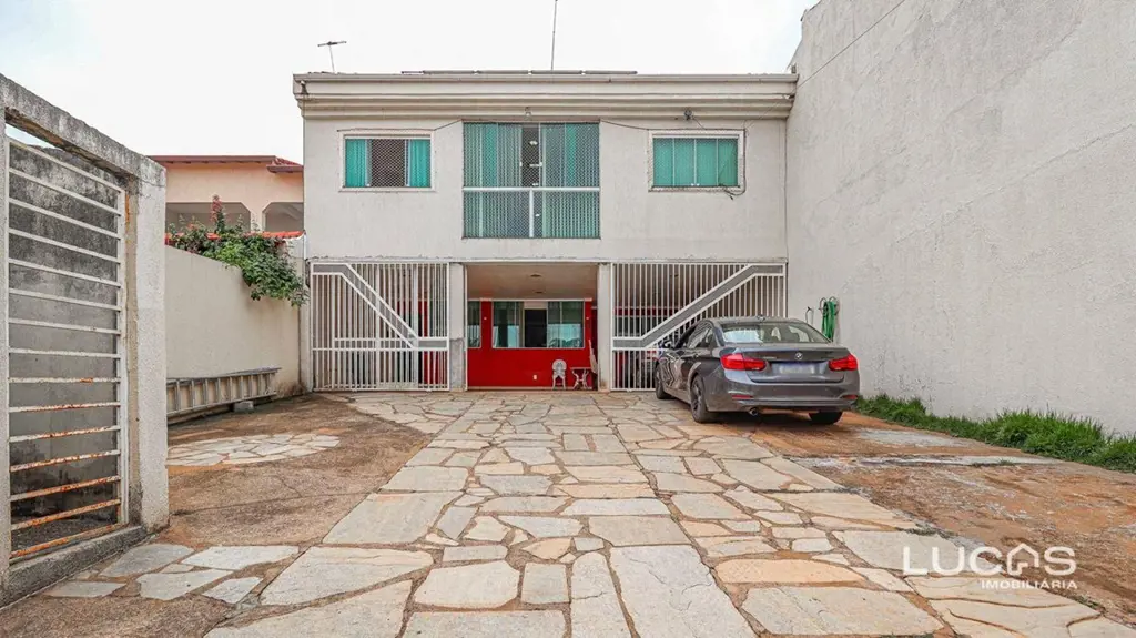 Sobrado com 4 quartos em lote de 300 m² QSD 06, Taguatinga SulValor de venda: R$...