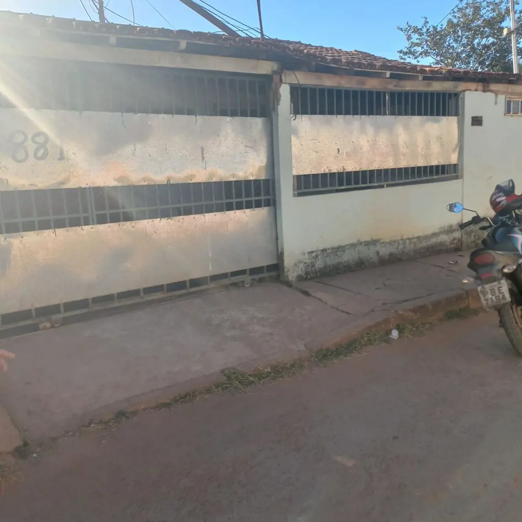 Vendo casa na melhor rua do centro de São SebastiãoO imóvel está em área comerci...