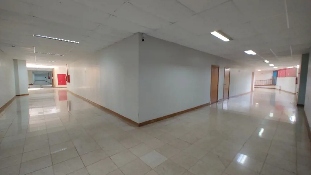 De frente para a W3 com entrada independente, acesso rápido por escada e rampa.....