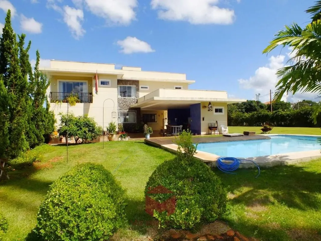 CASA COM 5 SUÍTES, PISCINA AQUECIDA, CAMPO DE FUTEBOL E ÁREA VERDE DE 1.159M²!Ve...