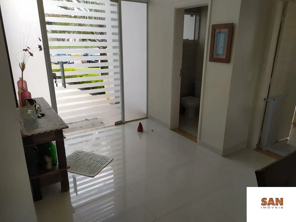 Casa nova, com projeto moderno de arquiteto renomado, fino acabamento.4 suítes, ...