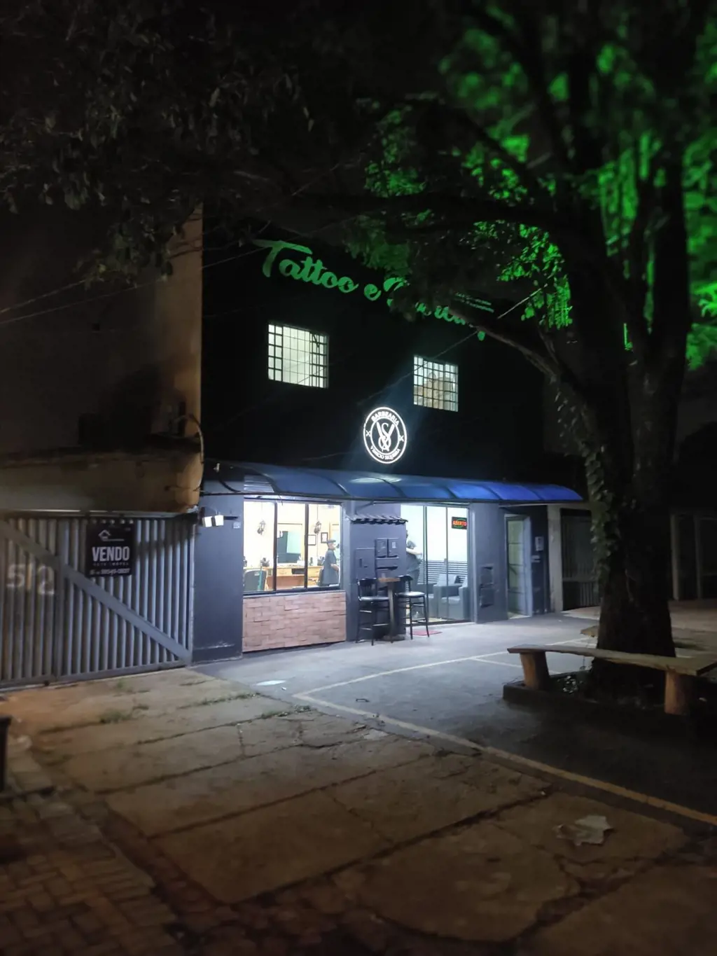 NA PARTE DA FRENTE DO IMÓVEL TEM 02 SALA COMERCIAIS, UMA NO TÉRREO E OUTRA NA PA...