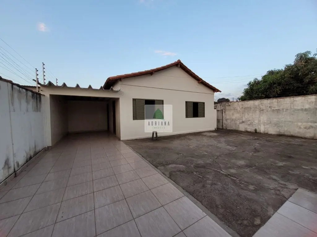 Casa contendo 3 quartos (sendo 1 suíte), 02 salas, cozinha ampla, uma dispensa, ...