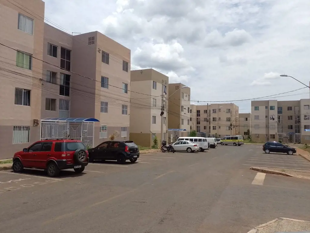 Apartamento de 02 Quartos com estacionamento em frente ao prédio, comercio e tra...