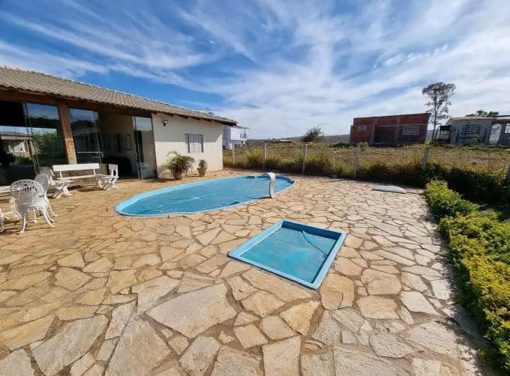 CASA com 270m2 4 quartosLote com 1000m2 Todo cercado com alambrado e postes de c...