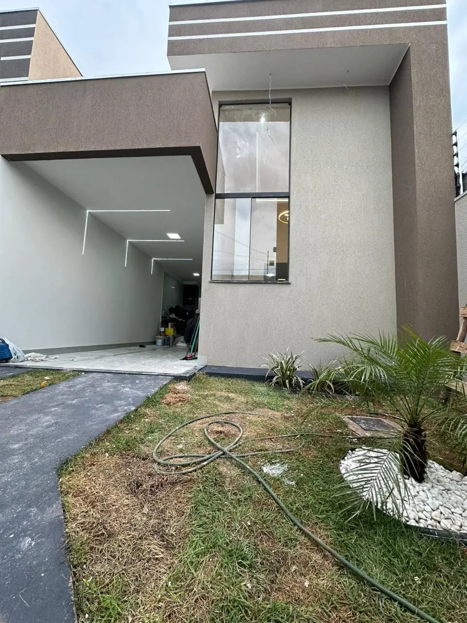 Belíssima CasaBairro: Flor do cerrado;Lote: 150m.Área Construída: 105m.3 quartos...