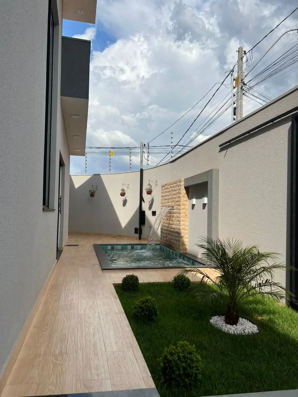 CASA A VENDA NO CEREJEIRASLote: 185 mts (Esquina)Construção 124mts3/4 sendo 1 su...