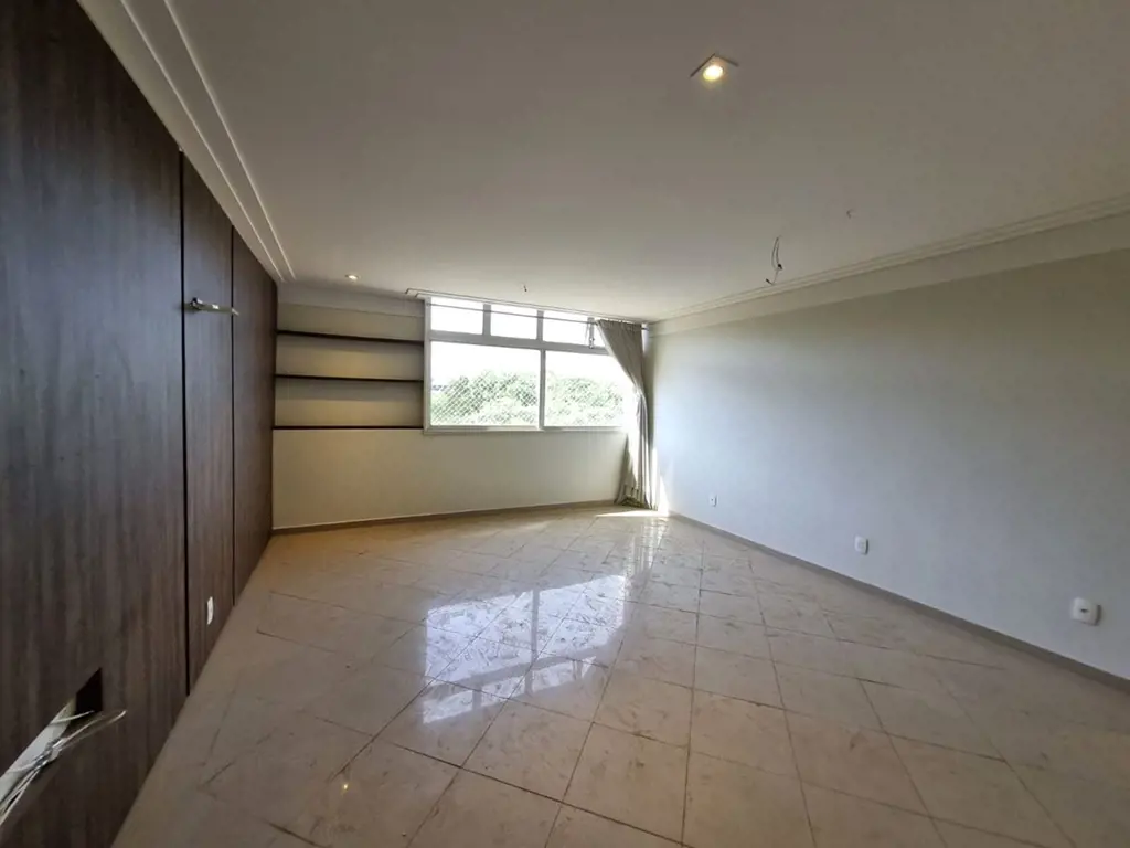 Apartamento reformado no 5º andar, 113m² úteis, composto de sala, lavabo, 3 quar...