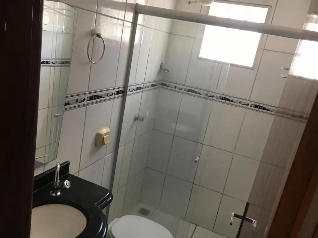 Casa com 4 quartos, sendo 2 suítes, ampla sala, copa e cozinha americana, banhei...