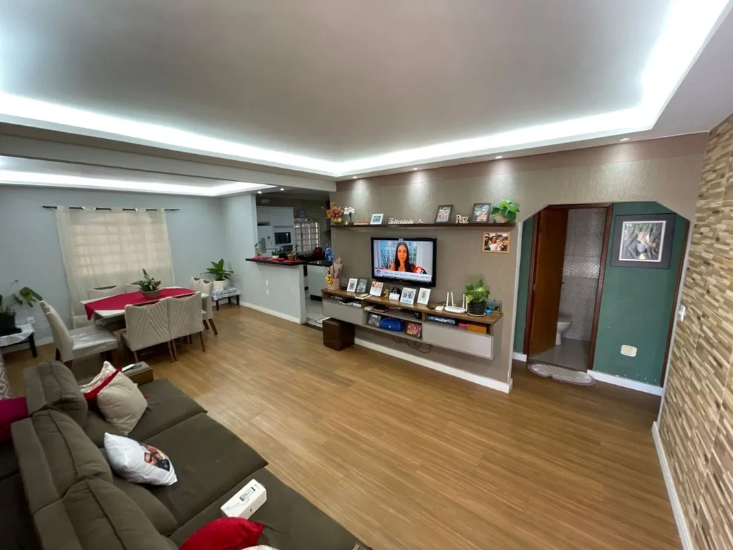 ÓTIMA CASA DE 3 QUARTOS COM SUÍTES, PISCINA E CHURRASQUEIRA, LOTE AMPLO - CONDOM...