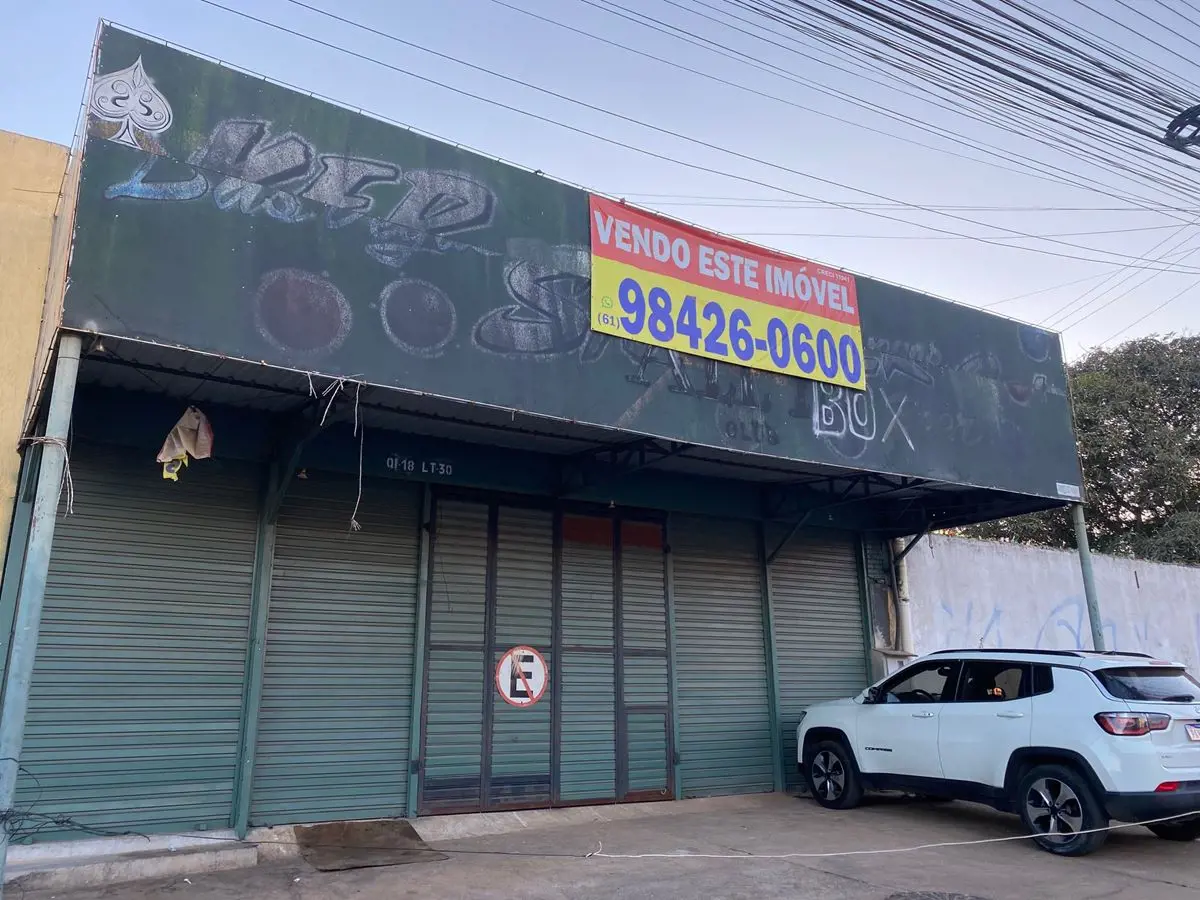 Excelente galpão com 32 box, mezanino, área para restaurante, dois grandes banhe...