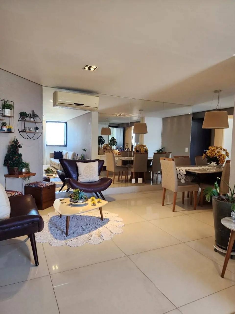 Apartamento nascente com 140,00m2 com 03 garagens.Sala para 03 ambientes com cri...