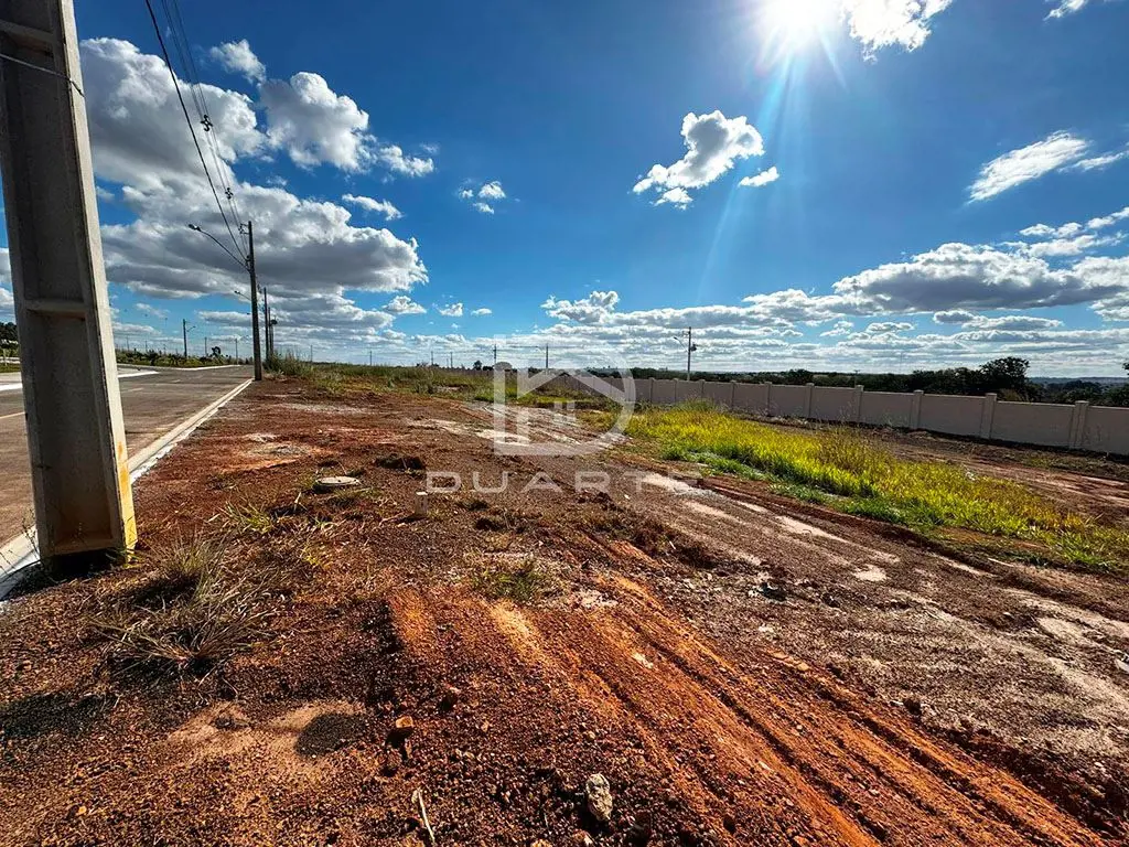 Lote em Condomínio Vinhas Anápolis, com:- 360m²;- Quadra 11.O Condomínio possui:...