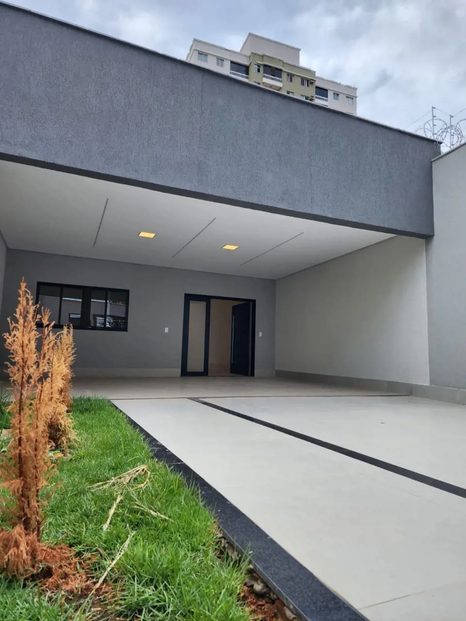 Linda casa, excelente acabamento de Alto padrão.Sala com Living integrada para 0...