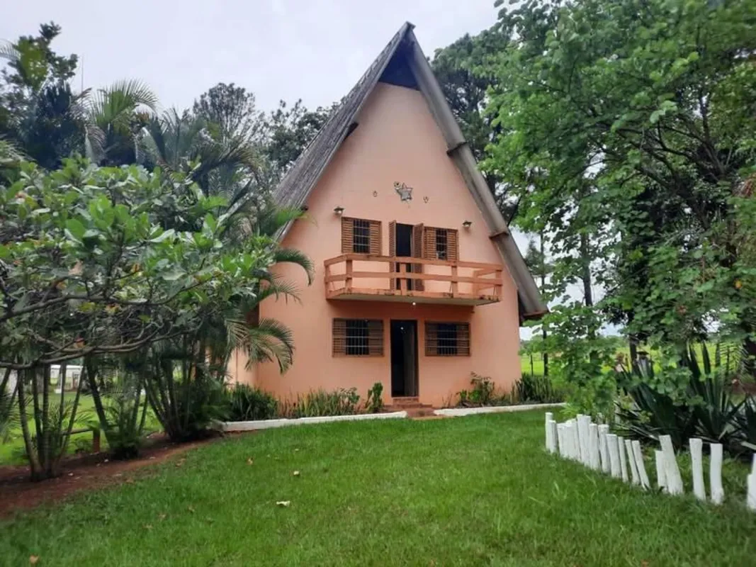 Chácara para eventos saída para Abadia, com sobrado CHALÉ.Parte superior são 2 q...