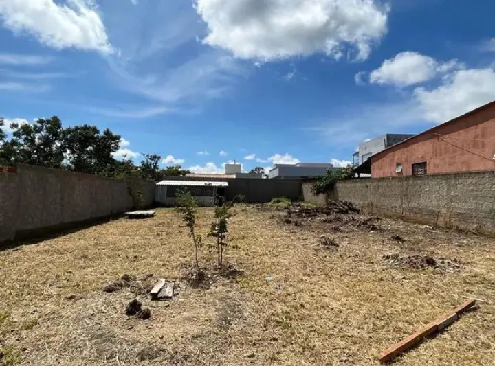 Vendo lote no chapeu de pedra Lote todo murado, plano pronto pra construirO lote...