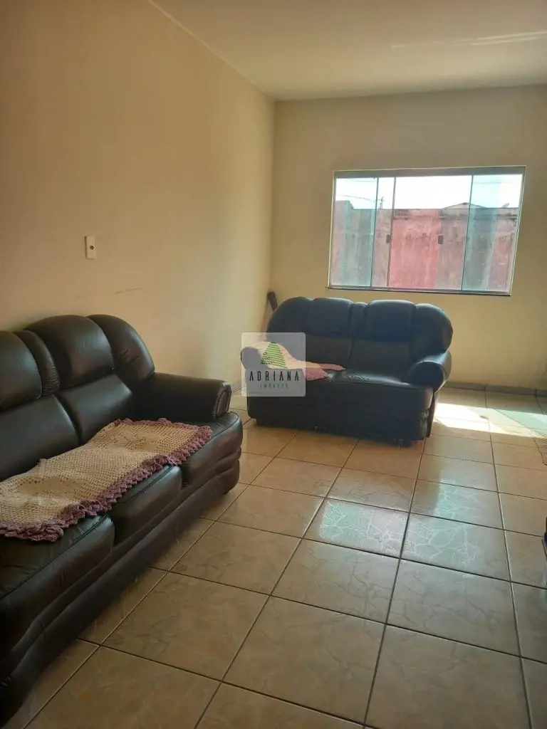 ? Lote 420m2? Área construída 160m2? 2 salas? 3 Quartos? 2 banheiros? Cozinha? Á...