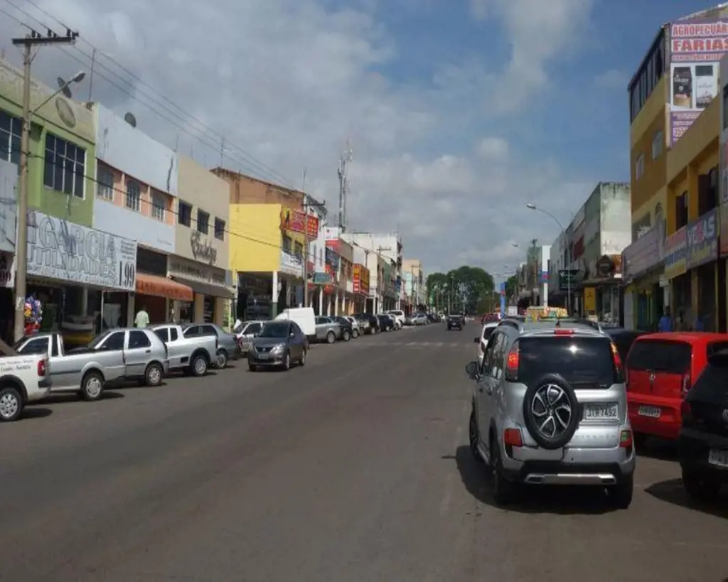ENDE-SE PRÉDIO COMERCIAL NA QUADRA 18 ALUGADO COM RENDA DE R$ 10.000,00. ESSA CO...
