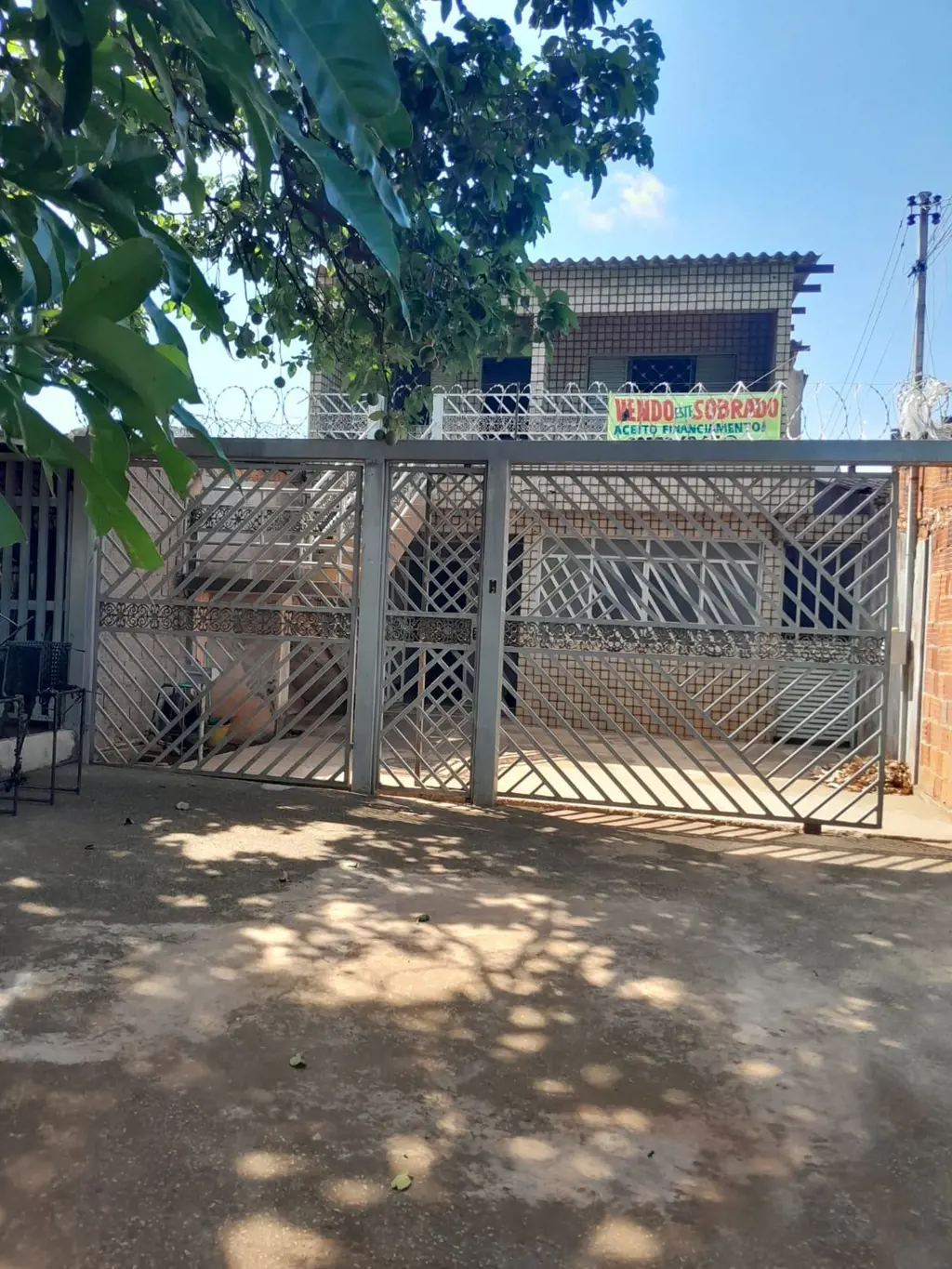 TRATA-SE DE UMA CASA COM A OPÇÃO DESE AUTOPAGAR, POIS ESTÁ DIVIDIDA COM 2ACESSOS...