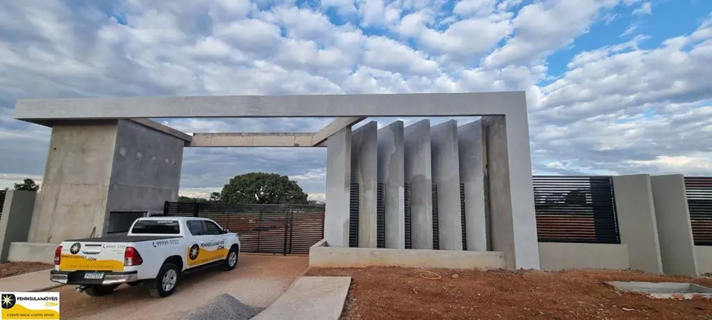 Condomínio Smdb 04. Fração Inteira - Total 67,50 Mil mCondomínio enorme com 5 pr...