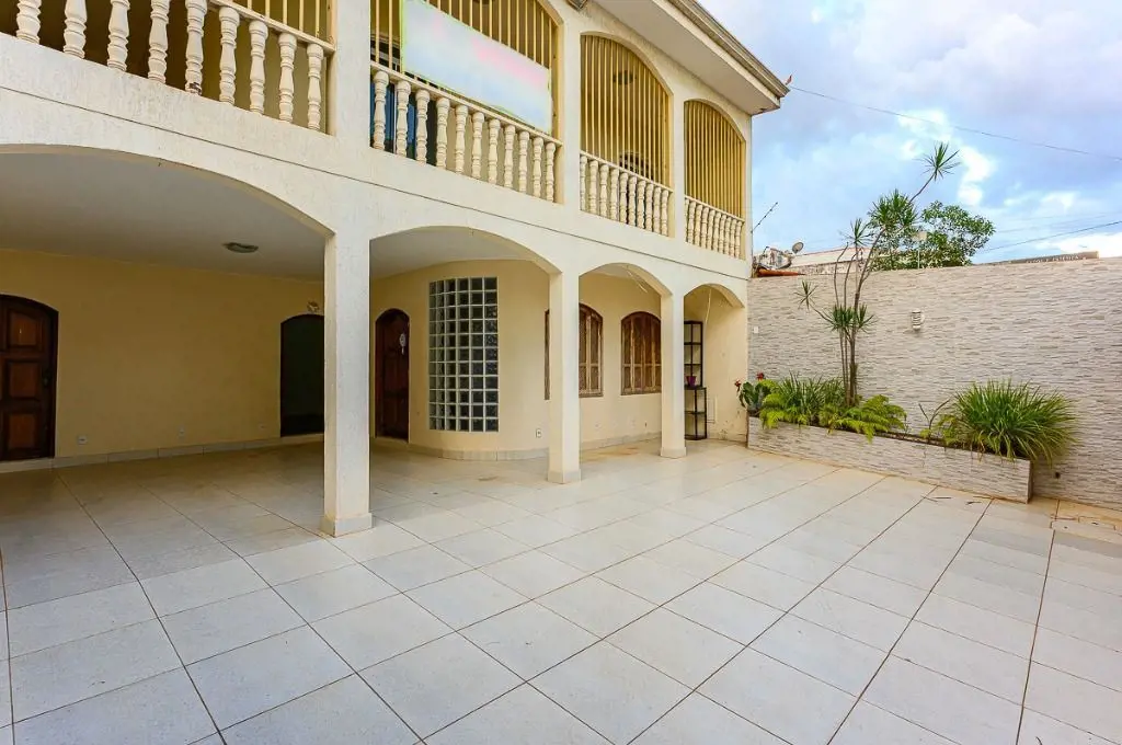 Casa c/ piscina e espaço gourmet em Taguatinga. Área de construção: 350 m2. Área...