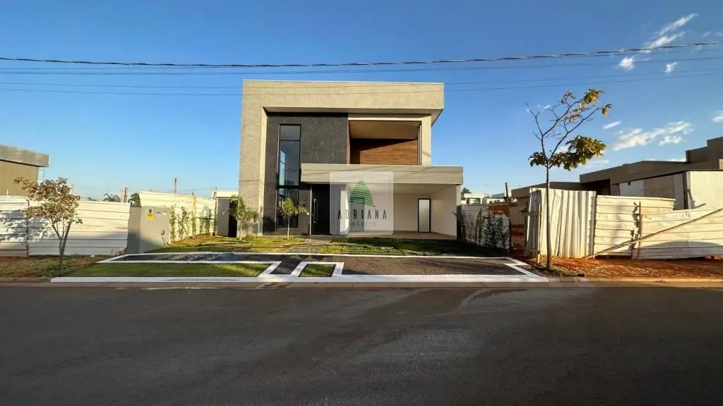 Lote: 380,40 m²;Área Construída: 278,95m² + área externa com deck e piscina;4 su...