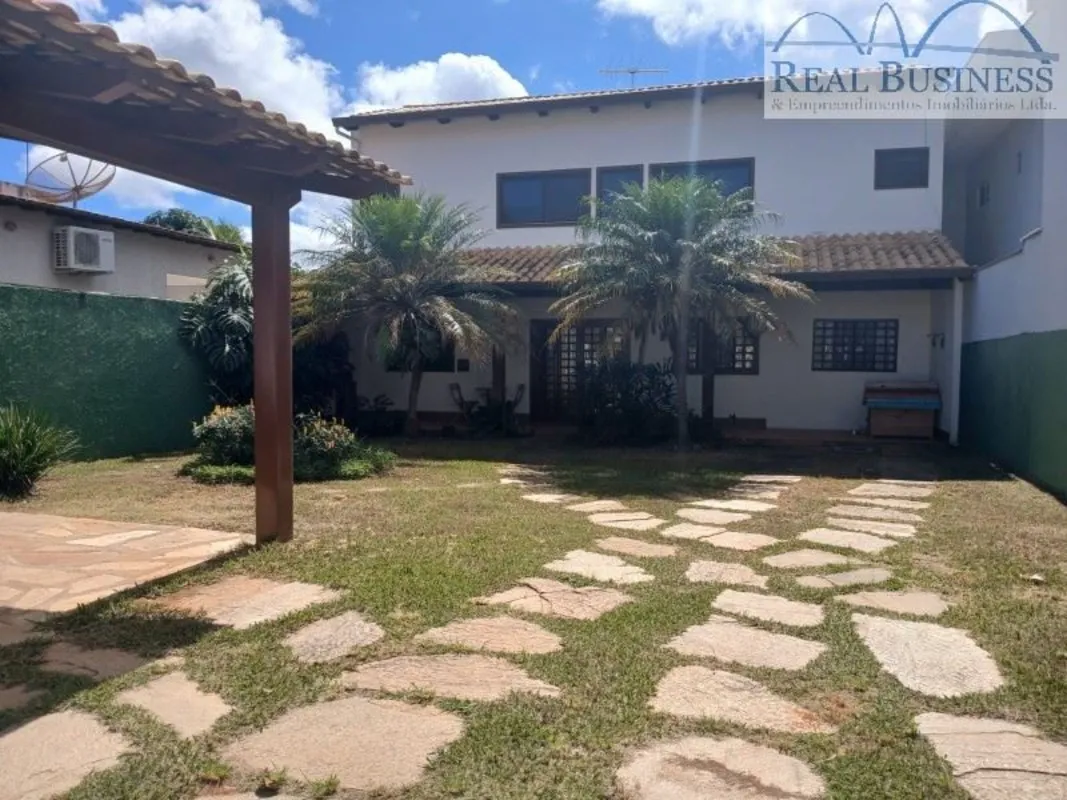 Casa de 2 andares para aluguel em condomínio fechado, ideal para quem busca conf...