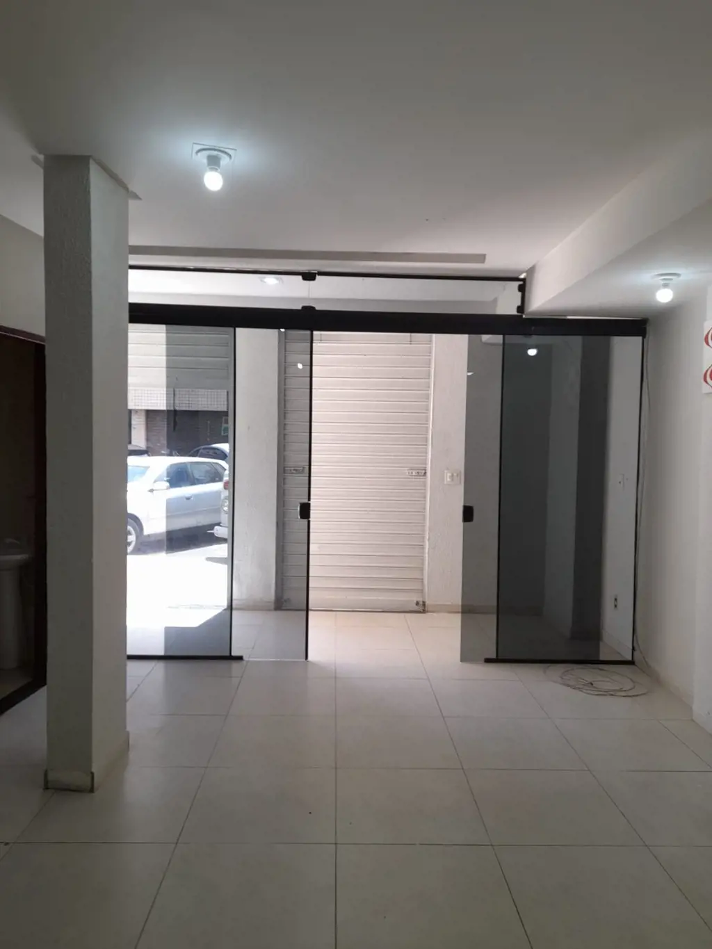 Vendo loja no Guará II80m2 privativosArmário planejado Banheiro Porta de vidroFá...