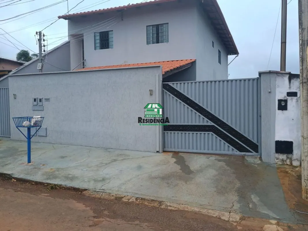 Casas contendo:Parte cima-3 quartos-Sala -Cozinha-1 banheiro-Área serviço -Garag...