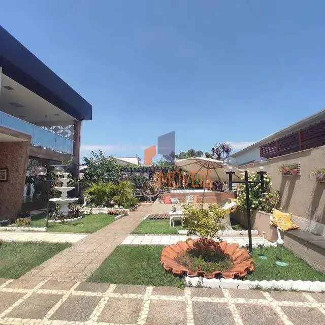Maravilhosa casa na rua do jockey com 350 metros construída, jardim lindamente d...