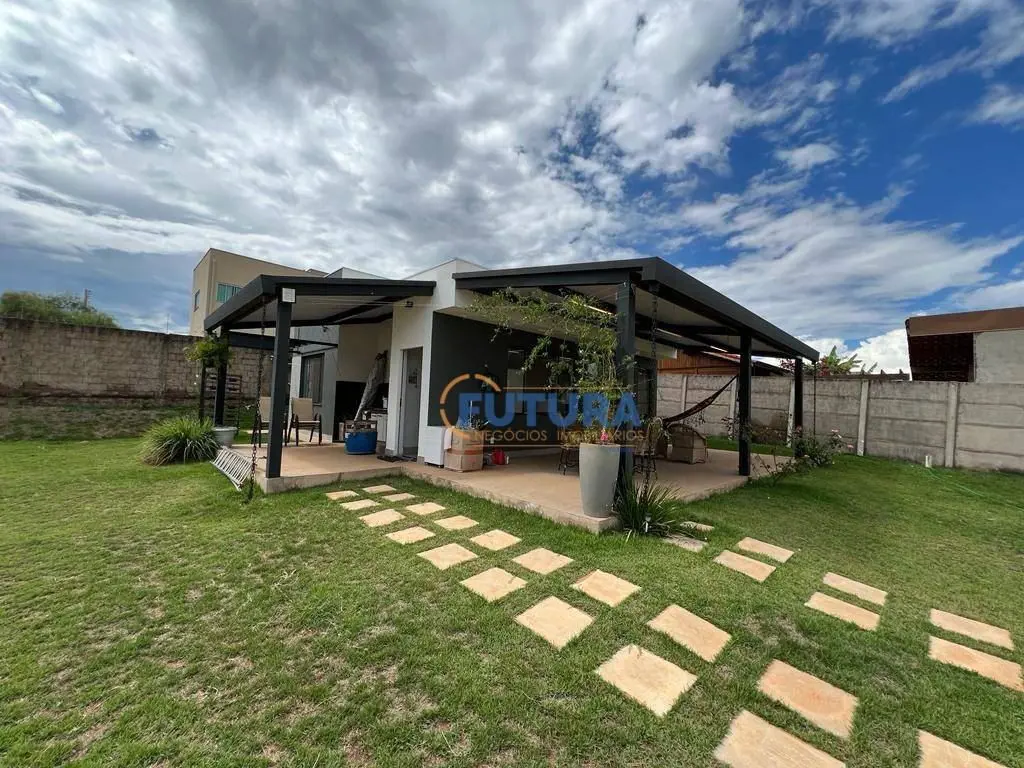 A FUTURA NEGÓCIOS IMOBILIÁRIOS disponibiliza para ALUGUEL;Linda casa com 1 Qto, ...