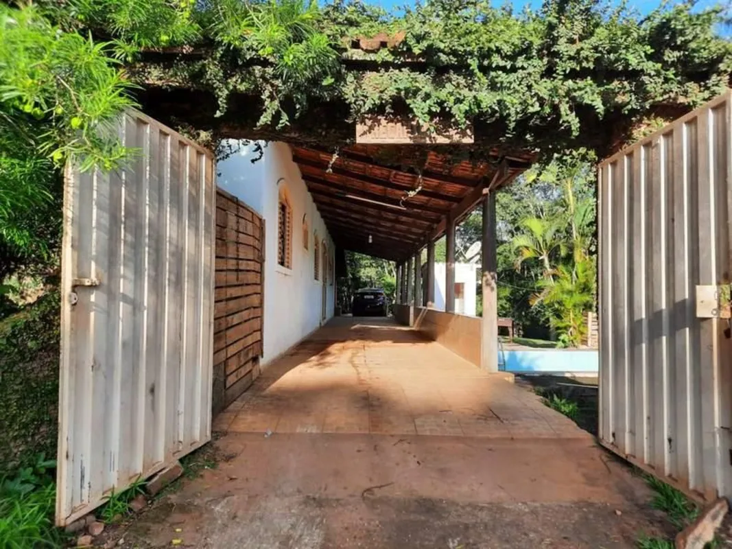 Chácara com 3 quartos sendo duas suítes, banheiro social, 2 salas sendo a maior ...